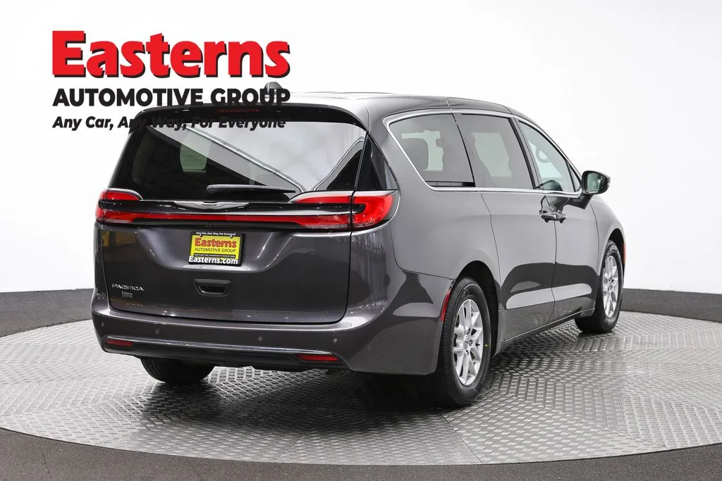 Used 2023 Gray Chrysler Touring L image 5