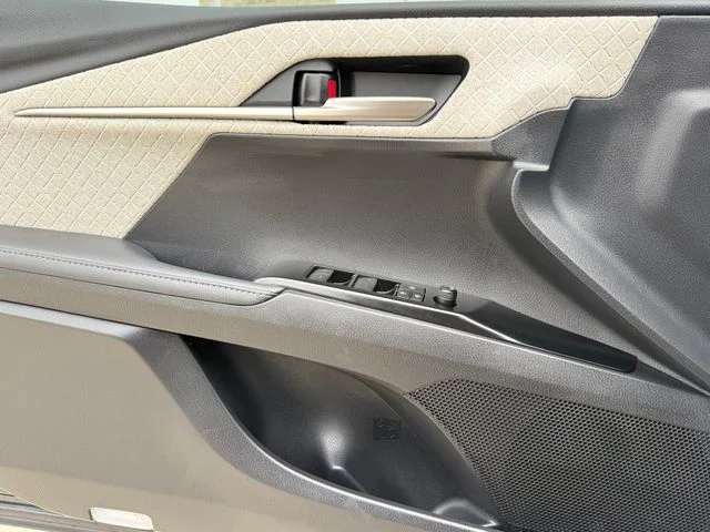 Used 2025  Toyota XLE image 21