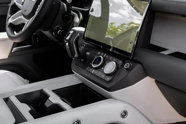 New 2026 Tasman Blue Land Rover X-Dynamic SE image 28
