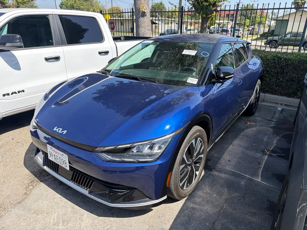 Used 2024 Blue Kia Wind image 2