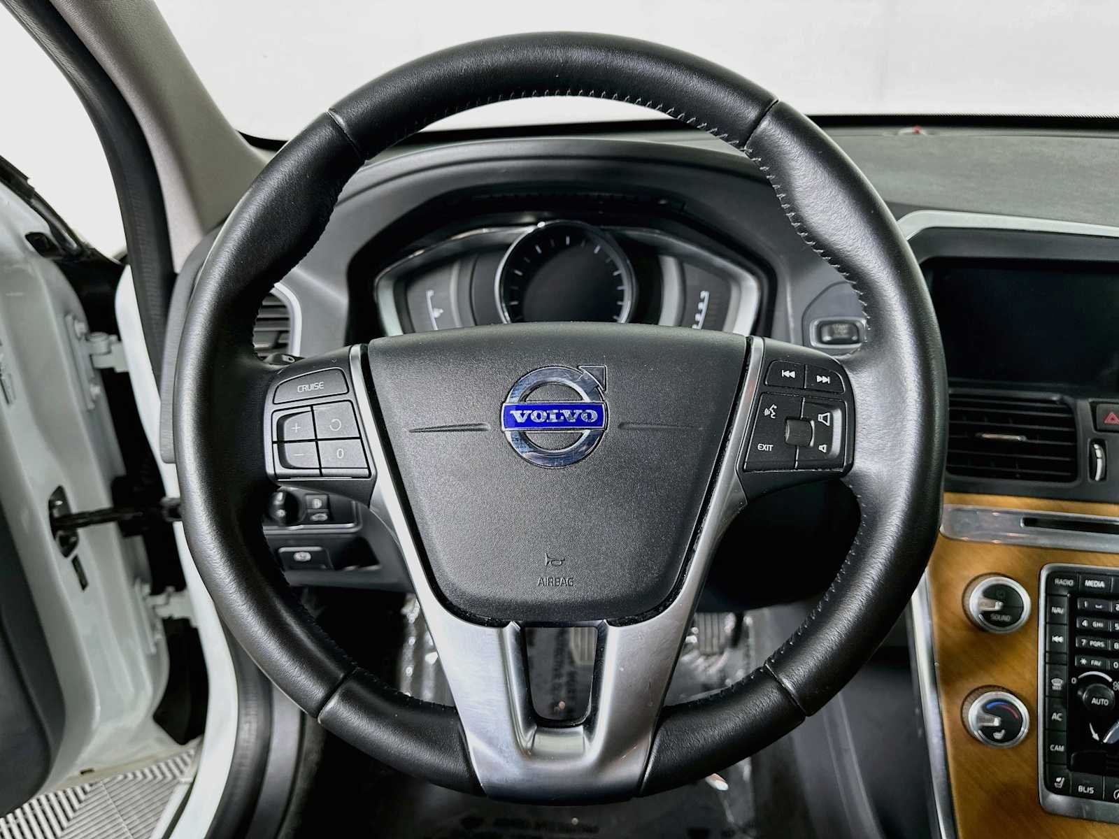 Used 2017 Crystal White Pearl Metallic Volvo Inscription image 11