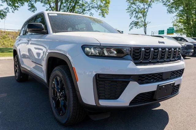 New 2026 Bright White Clear-Coat Exterior Paint Jeep Altitude image 4