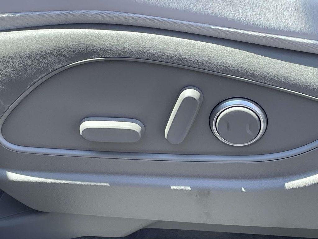 New 2026 White Hyundai SEL 7P image 18