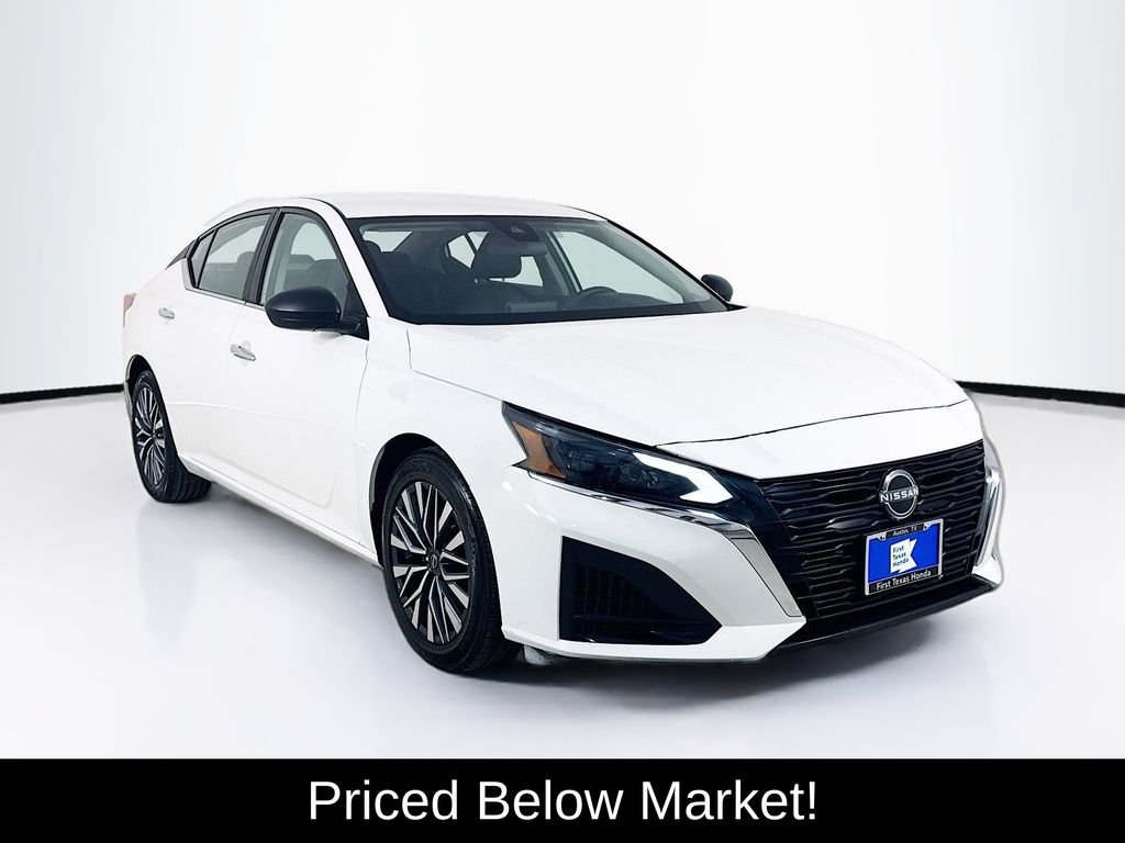 Used 2025 Glacier White Nissan 2.5 SV image 1