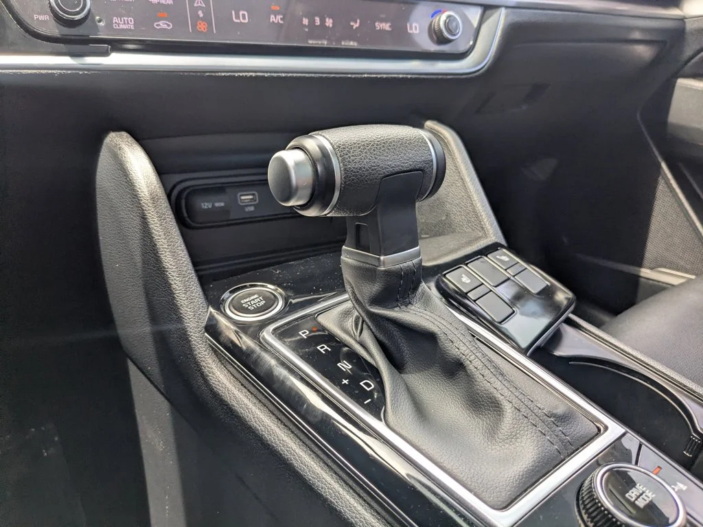 Used 2025 Everlasting Silver Kia EX image 19