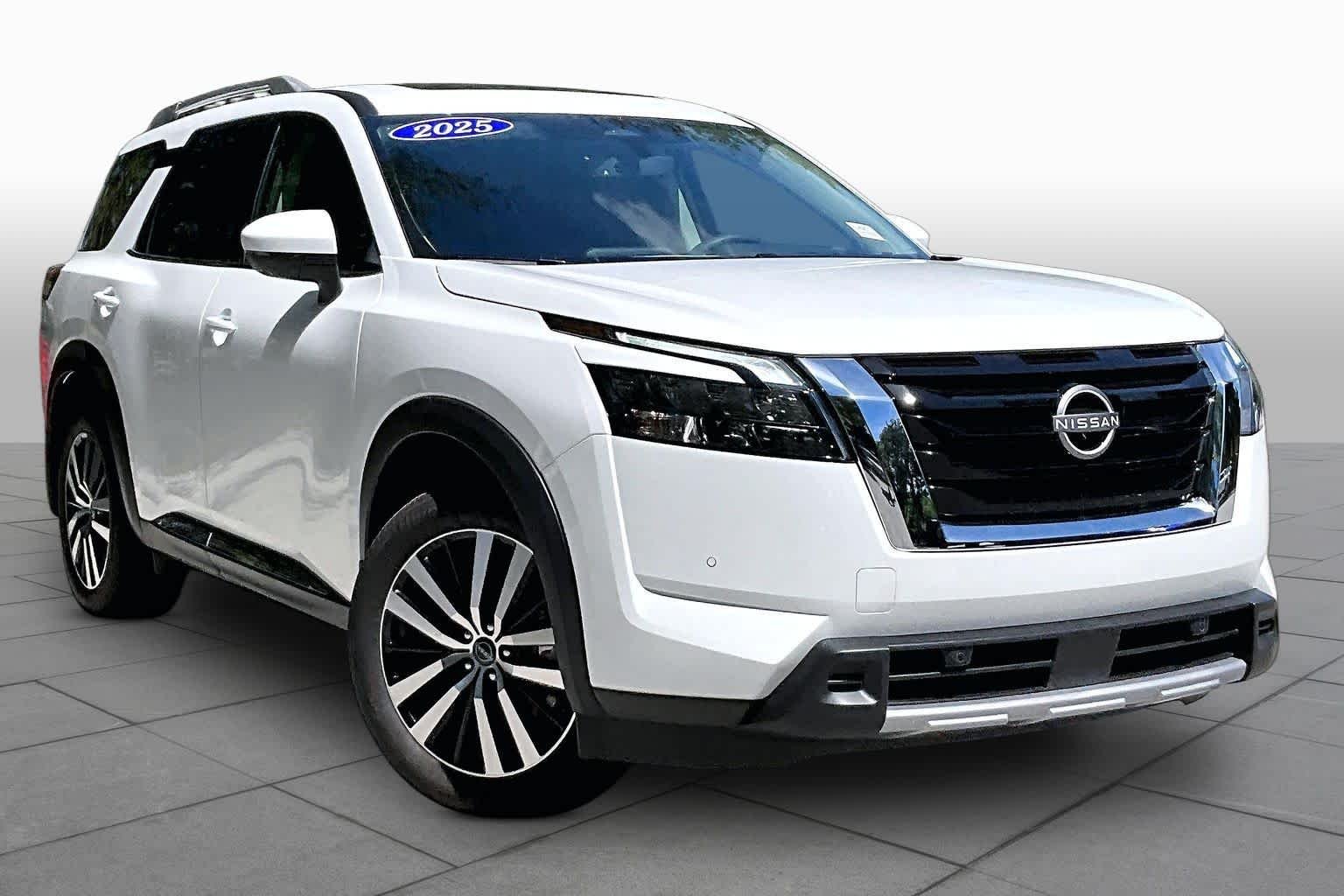 Used 2025 Everest White Pearl Tricoat Nissan Platinum image 3
