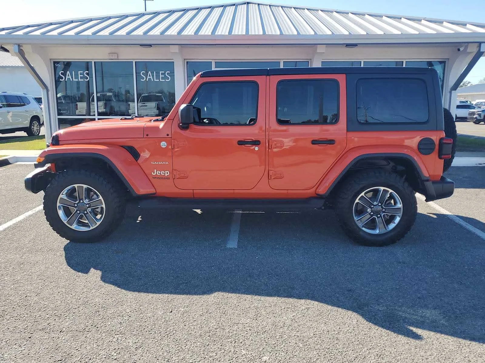 Used 2020  Jeep Sahara image 2