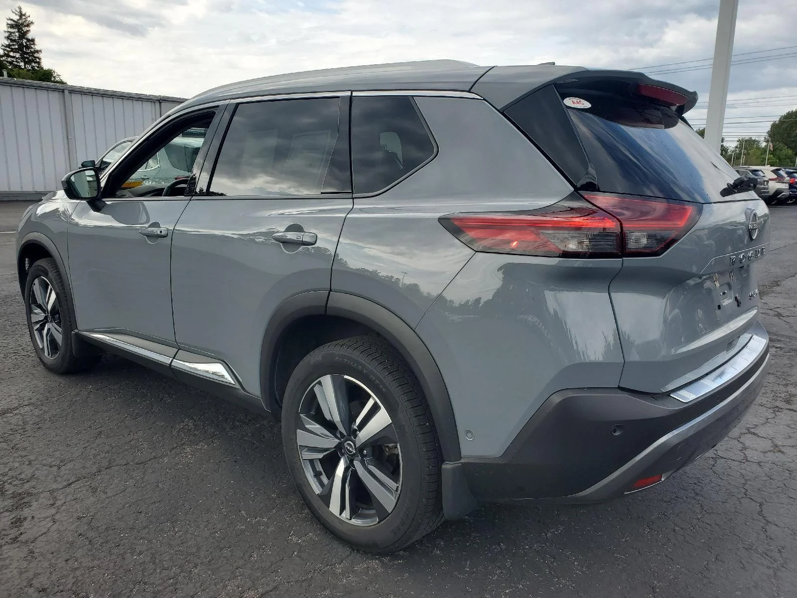 Used 2022 Boulder Gray Pearl Nissan SL image 3
