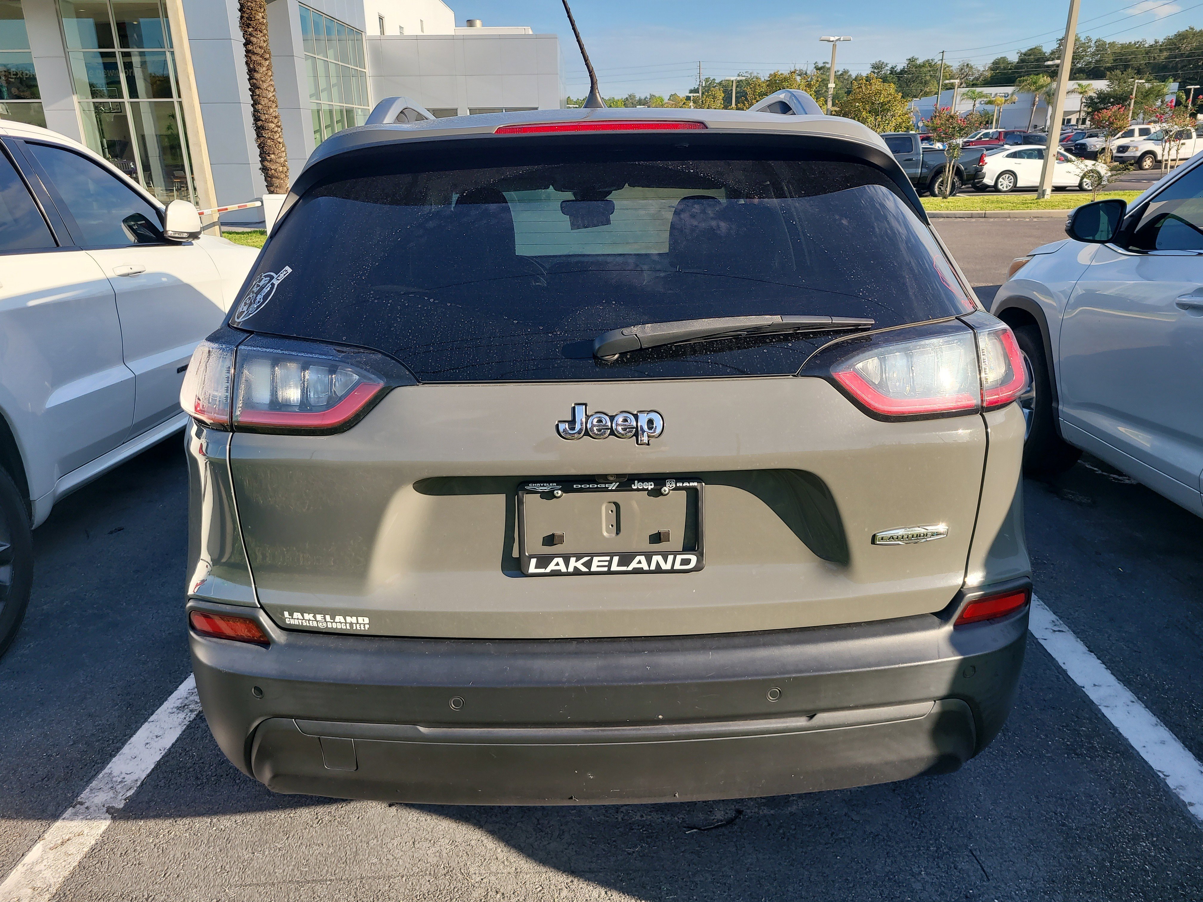 Used 2021 Sting-Gray Clearcoat Jeep Latitude Plus image 5