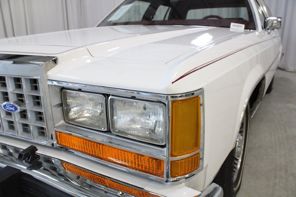 Used 1987 White Ford LX image 31
