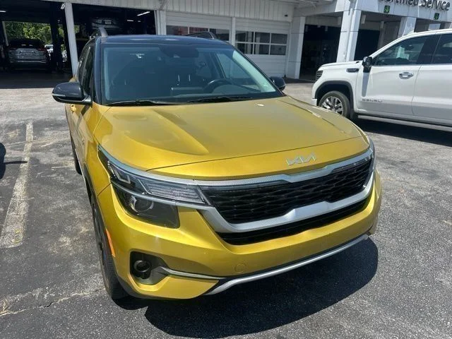 Used 2023 Yellow Kia Nightfall image 2