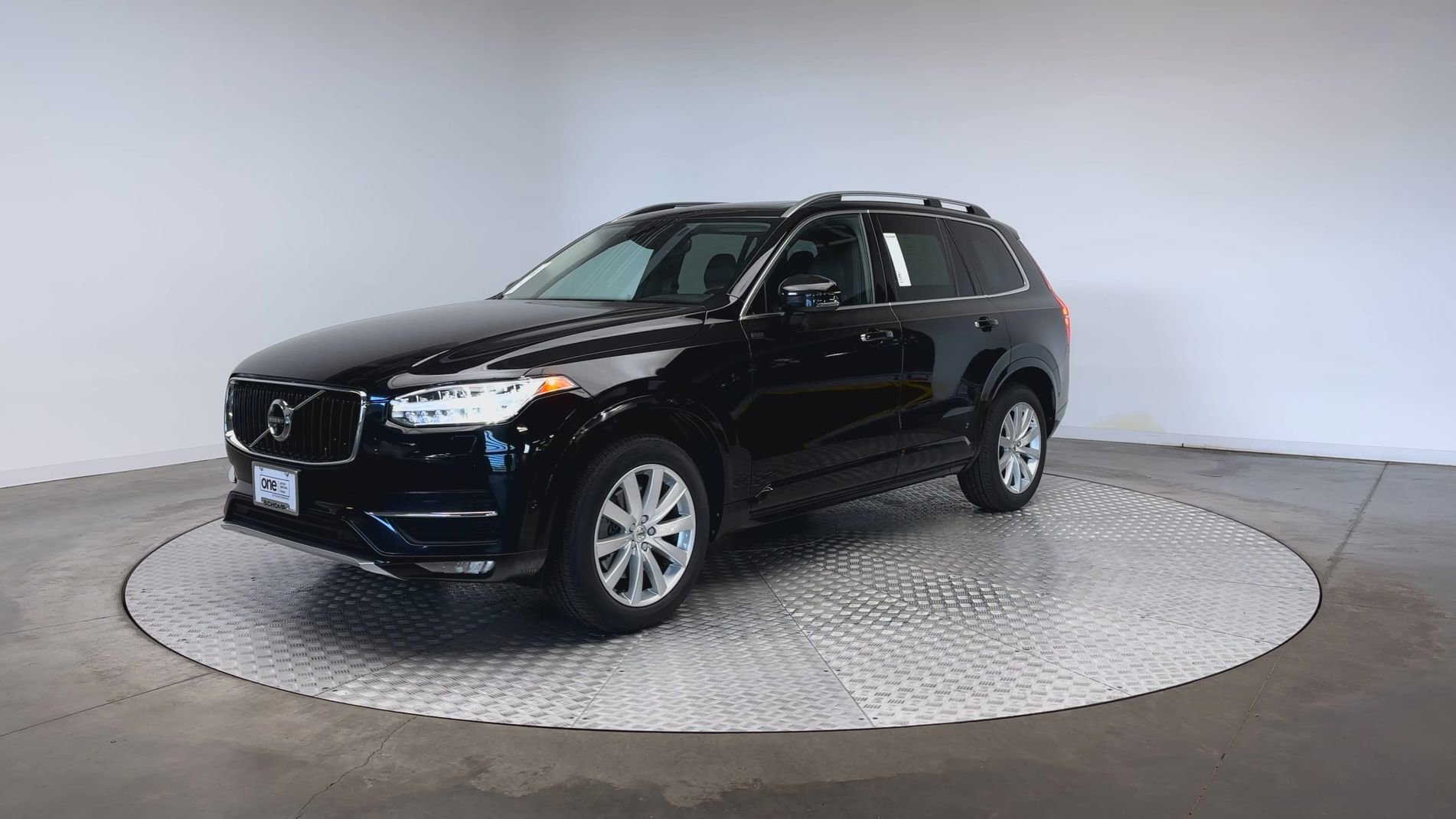 Used 2018 Onyx Black Metallic Volvo Momentum image 4
