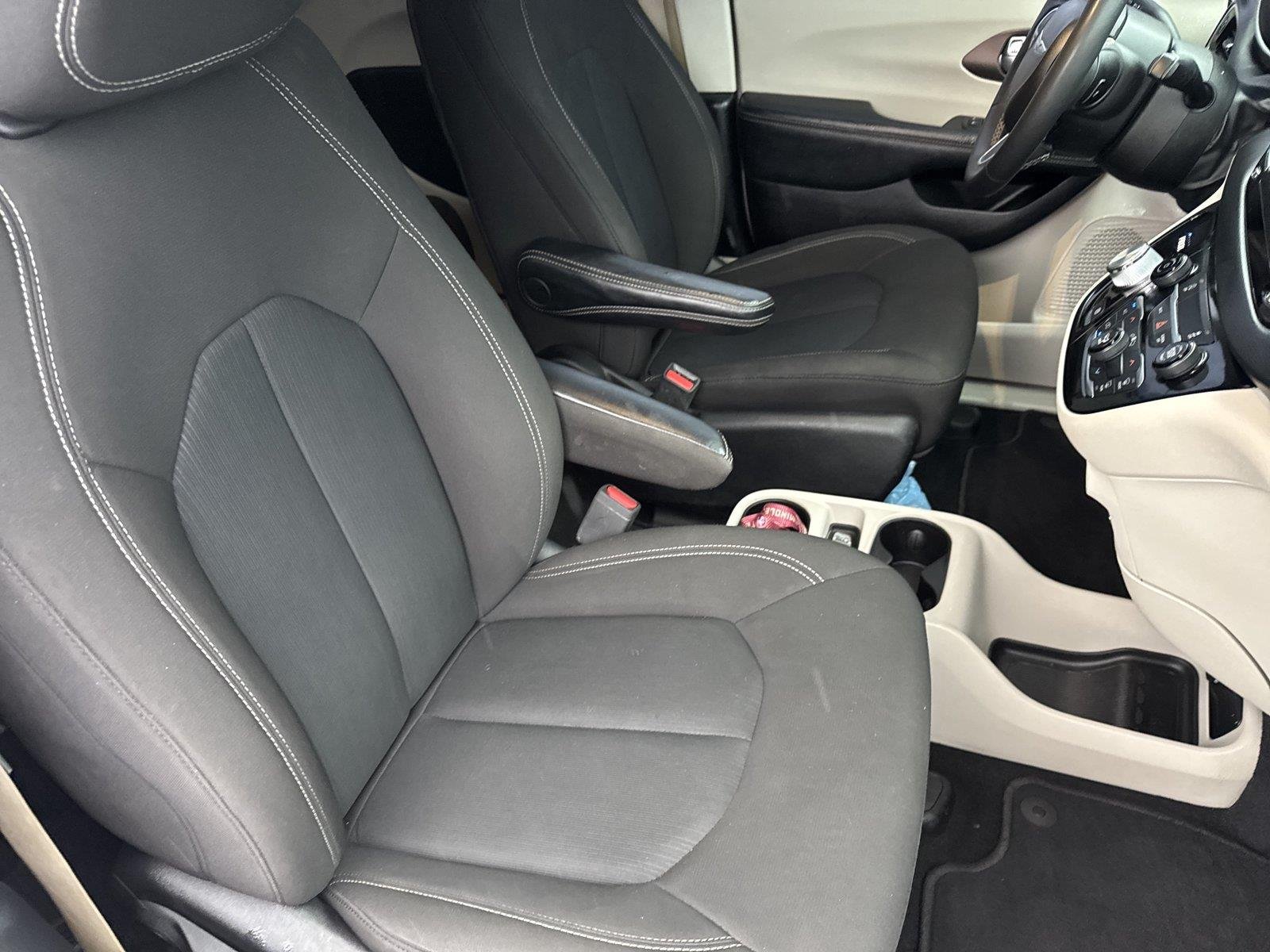Used 2022 Bright White Clearcoat Chrysler LX image 36