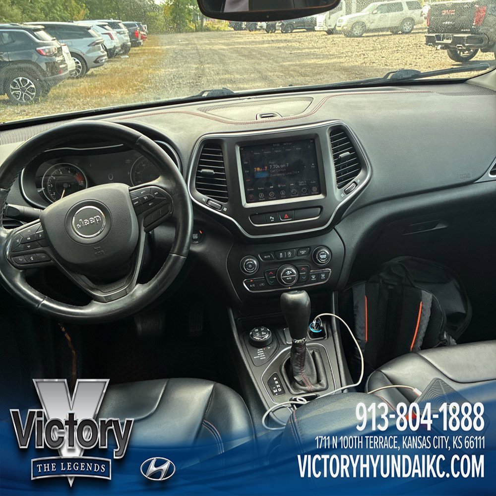Used 2019 Silver Jeep Trailhawk image 8