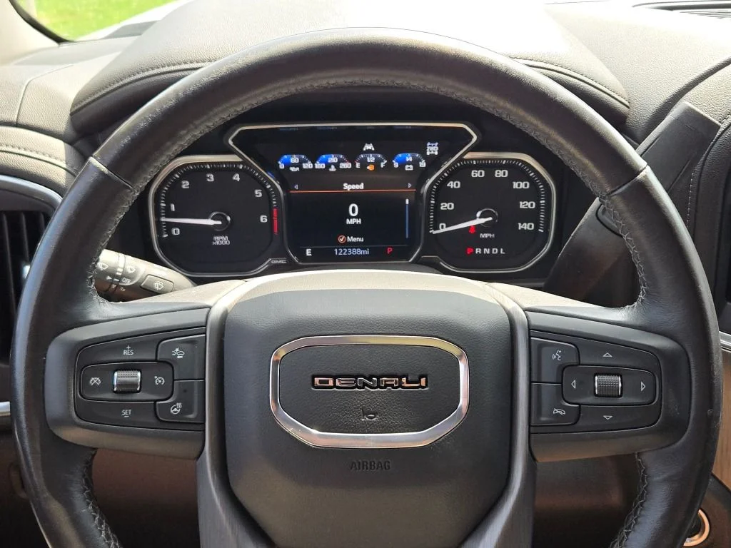 Used 2022 White GMC Denali image 34