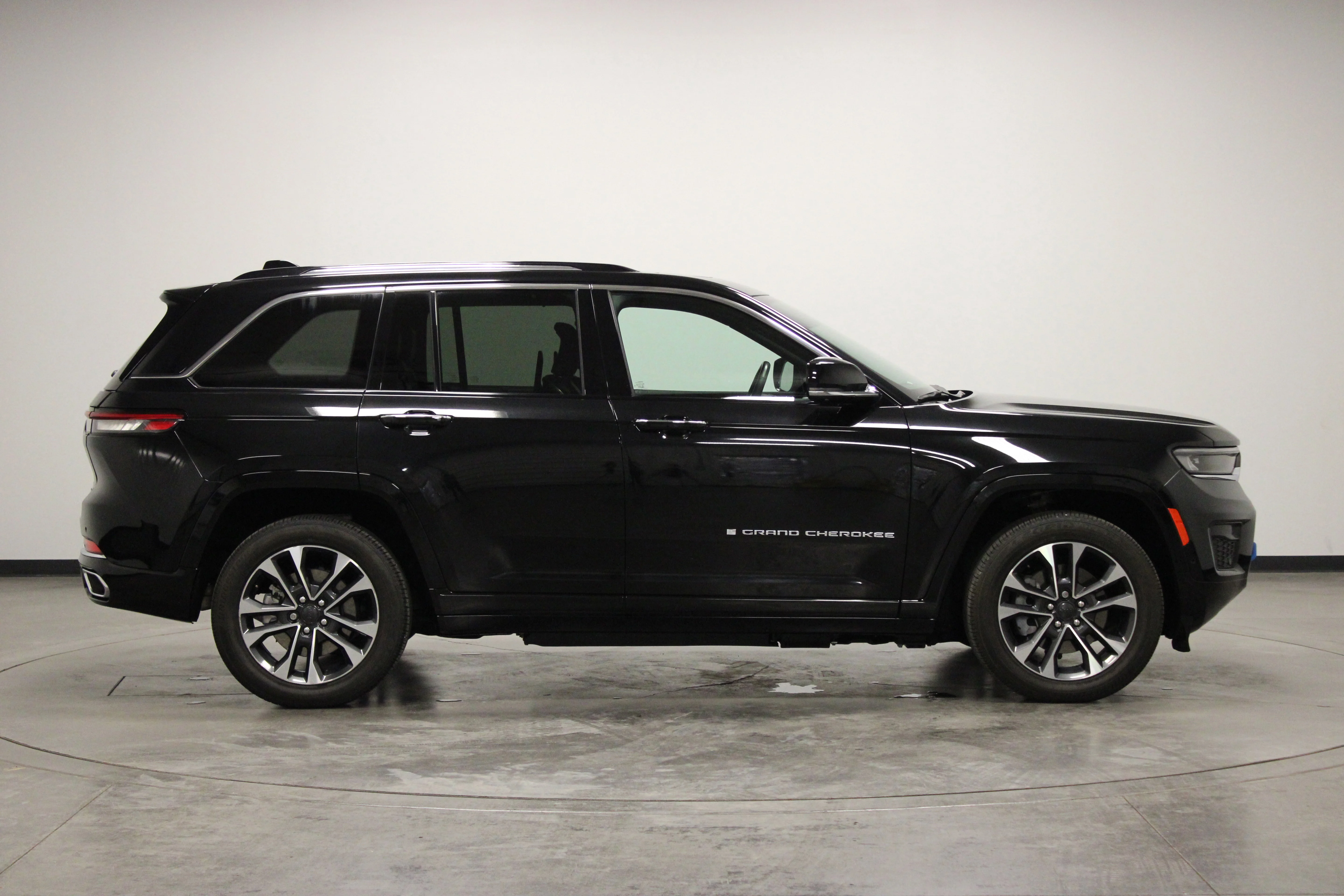 Used 2023 Diamond Black Crystal Pearlcoat Jeep Overland 4xe image 9
