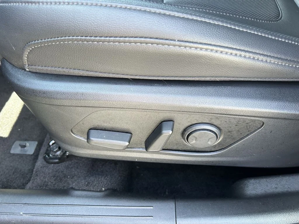 Used 2025 Gray Hyundai SEL Convenience image 25