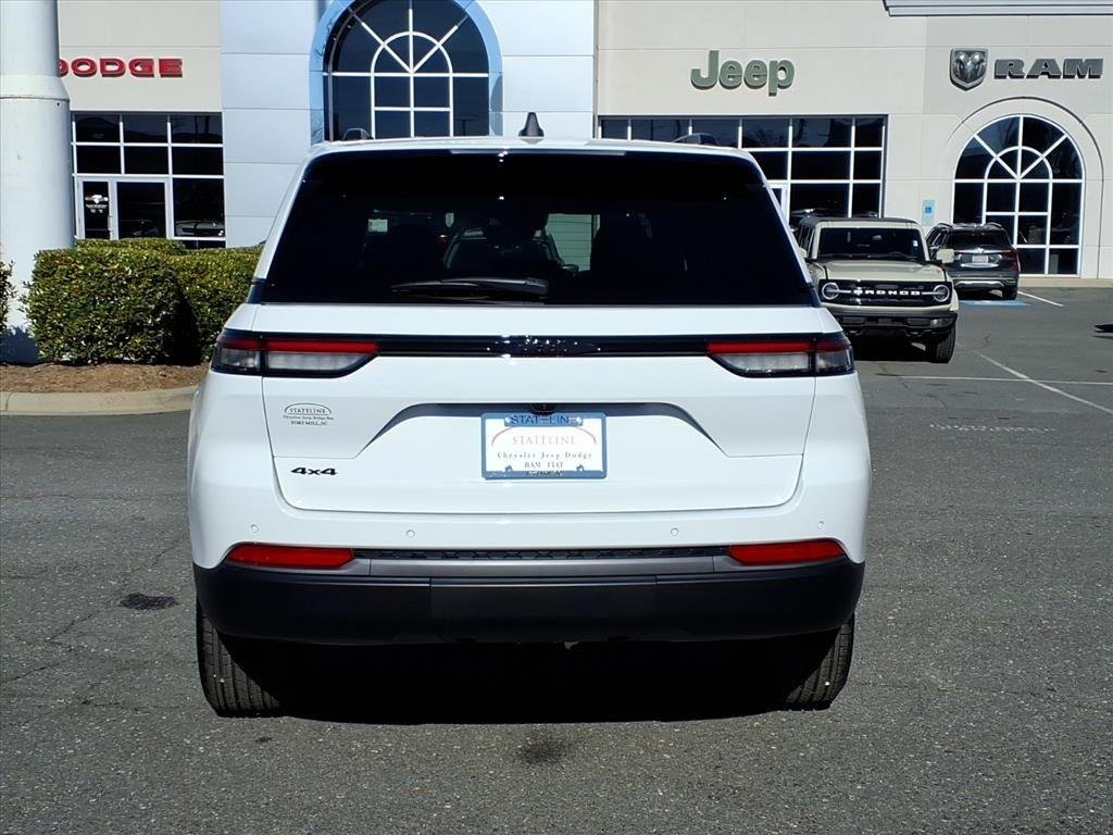 New 2026 Bright White Clear-Coat Exterior Paint Jeep Laredo Altitude image 18