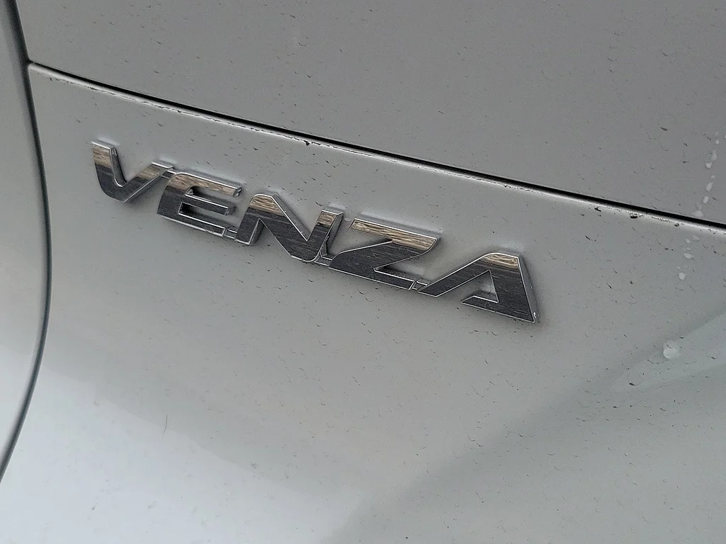 2023 Toyota Venza Limited, photo 6 of 12