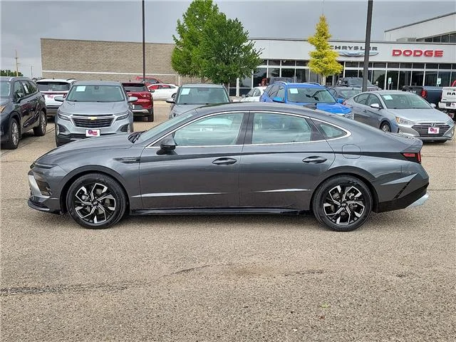 Used 2025 Gray Hyundai SEL Front-Wheel Drive image 2