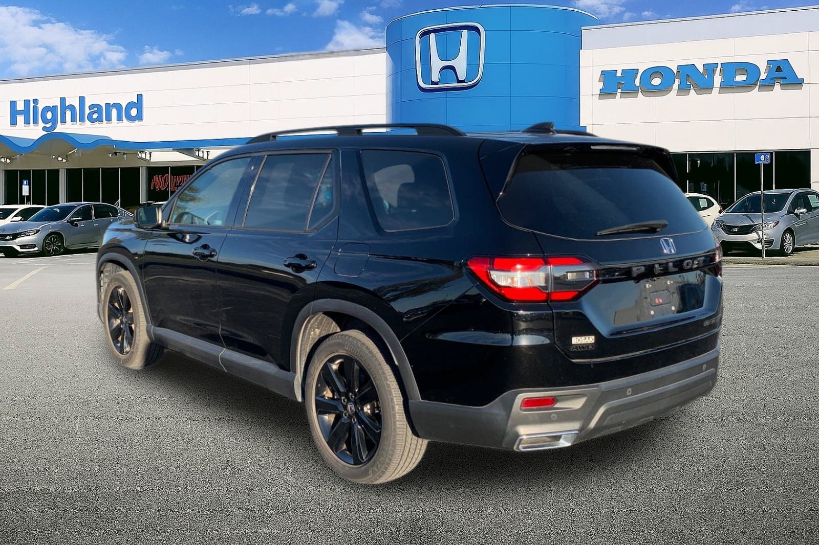 Certified Used 2025 Black Honda Black Edition image 3