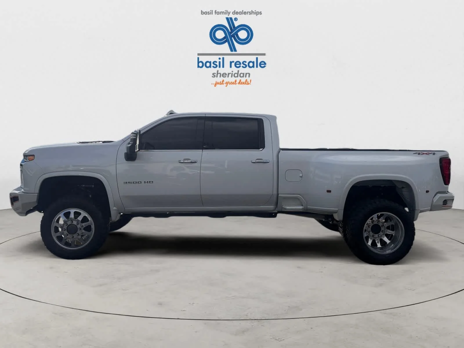 Used 2022 Iridescent Pearl Tricoat Chevrolet LTZ image 3