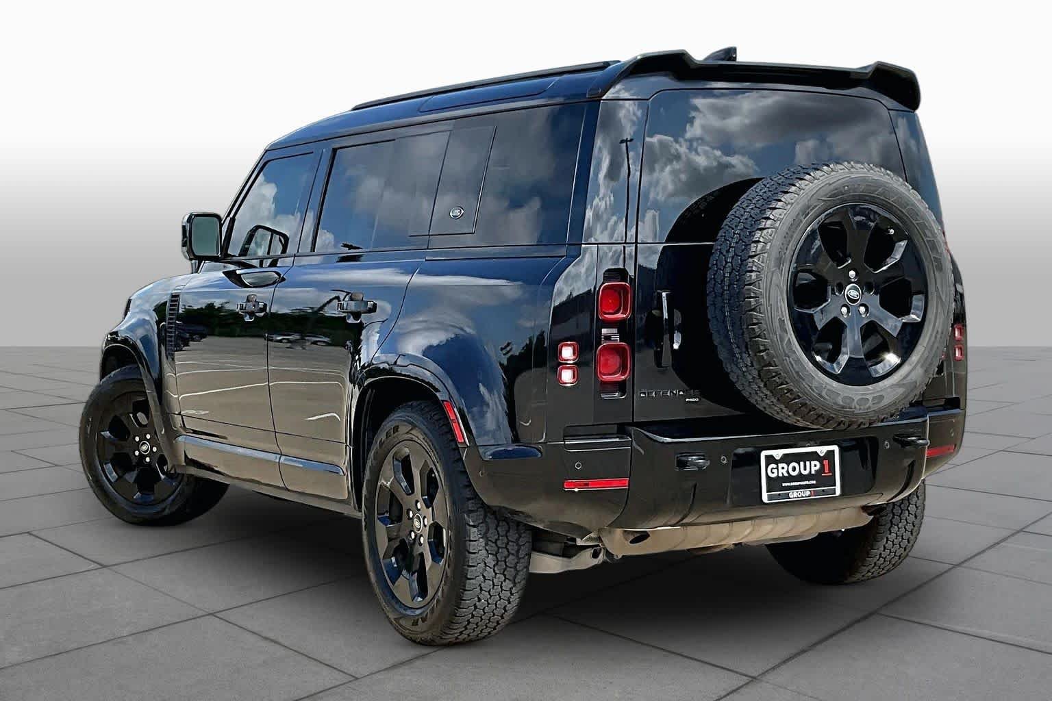 Used 2022 Santorini Black Metallic Land Rover X-Dynamic SE image 12
