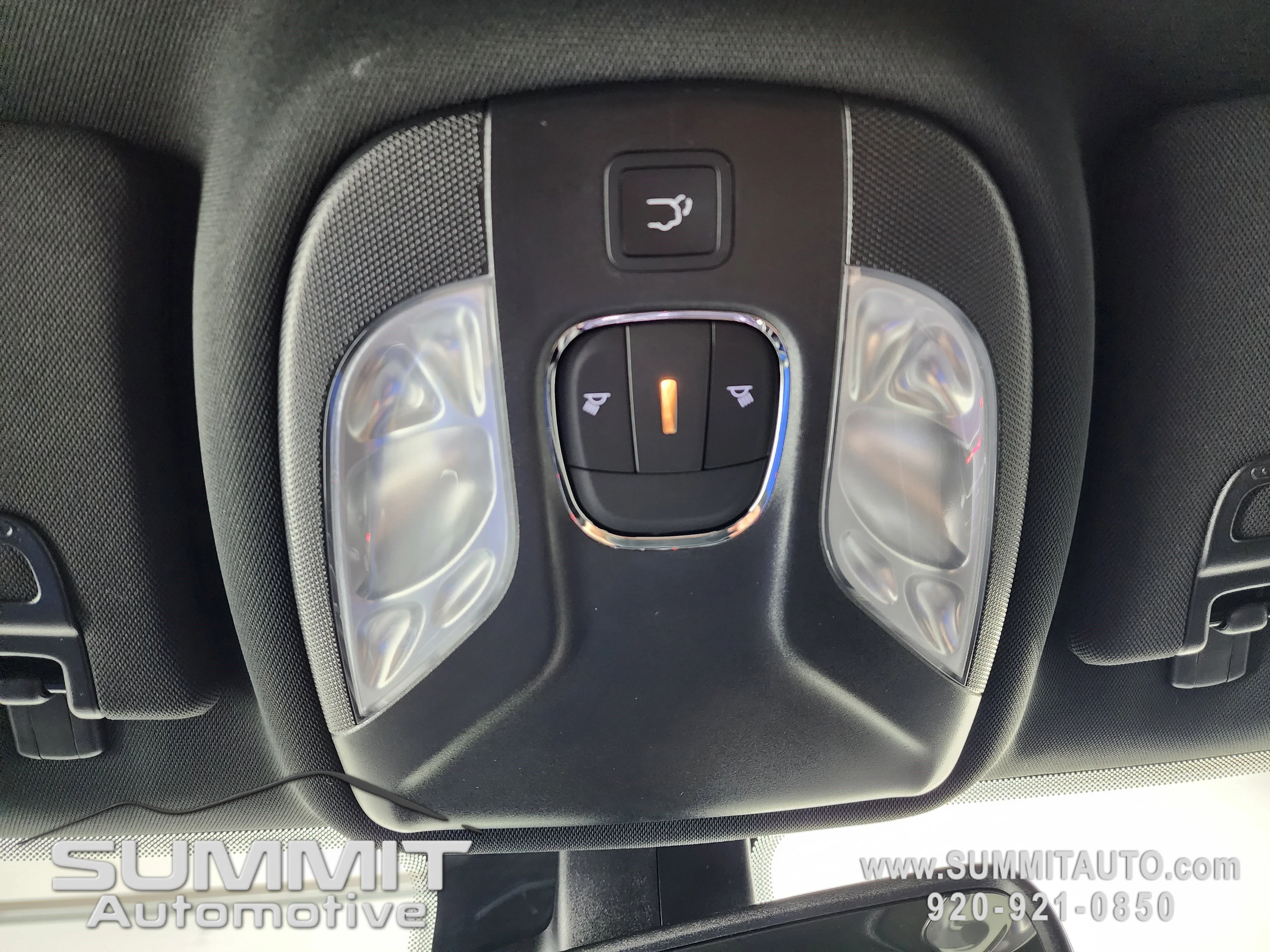 New 2026 Diamond Black Crystal Pearl-Coat Exterior Paint Jeep Latitude image 59