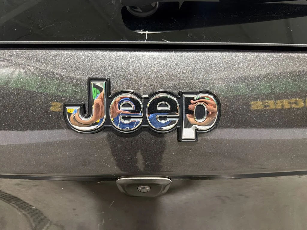 Used 2016 Granite Crystal Metallic Clearcoat Jeep Limited image 8