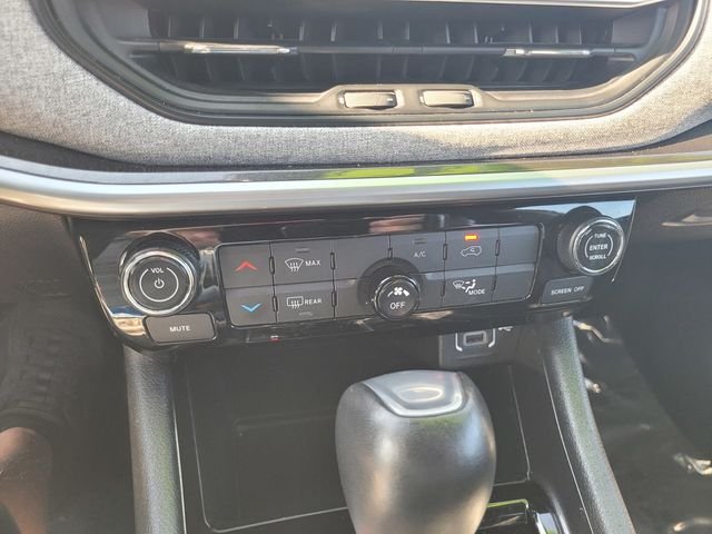 Used 2024 Silver Jeep Latitude image 24