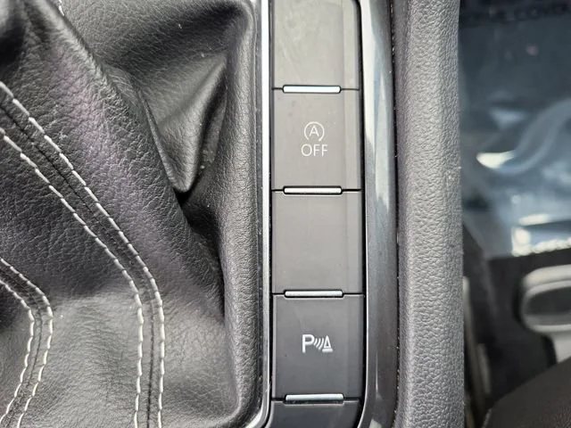 Used 2022  Volkswagen SE R-Line Black image 36