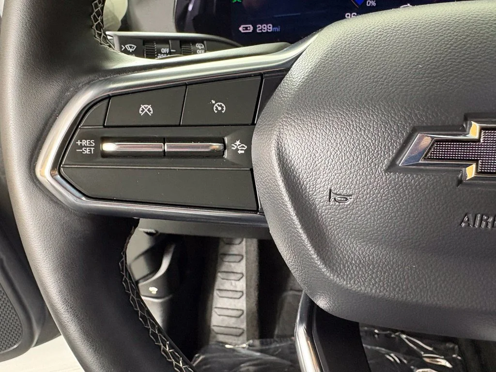 Used 2025 White Chevrolet LT image 24