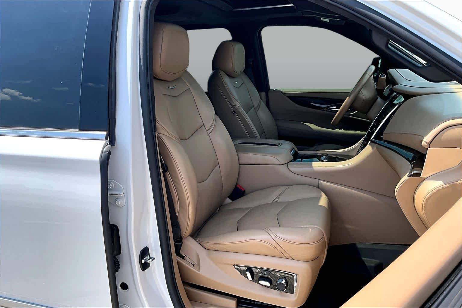 Used 2020 Crystal White Tricoat Cadillac Platinum image 9