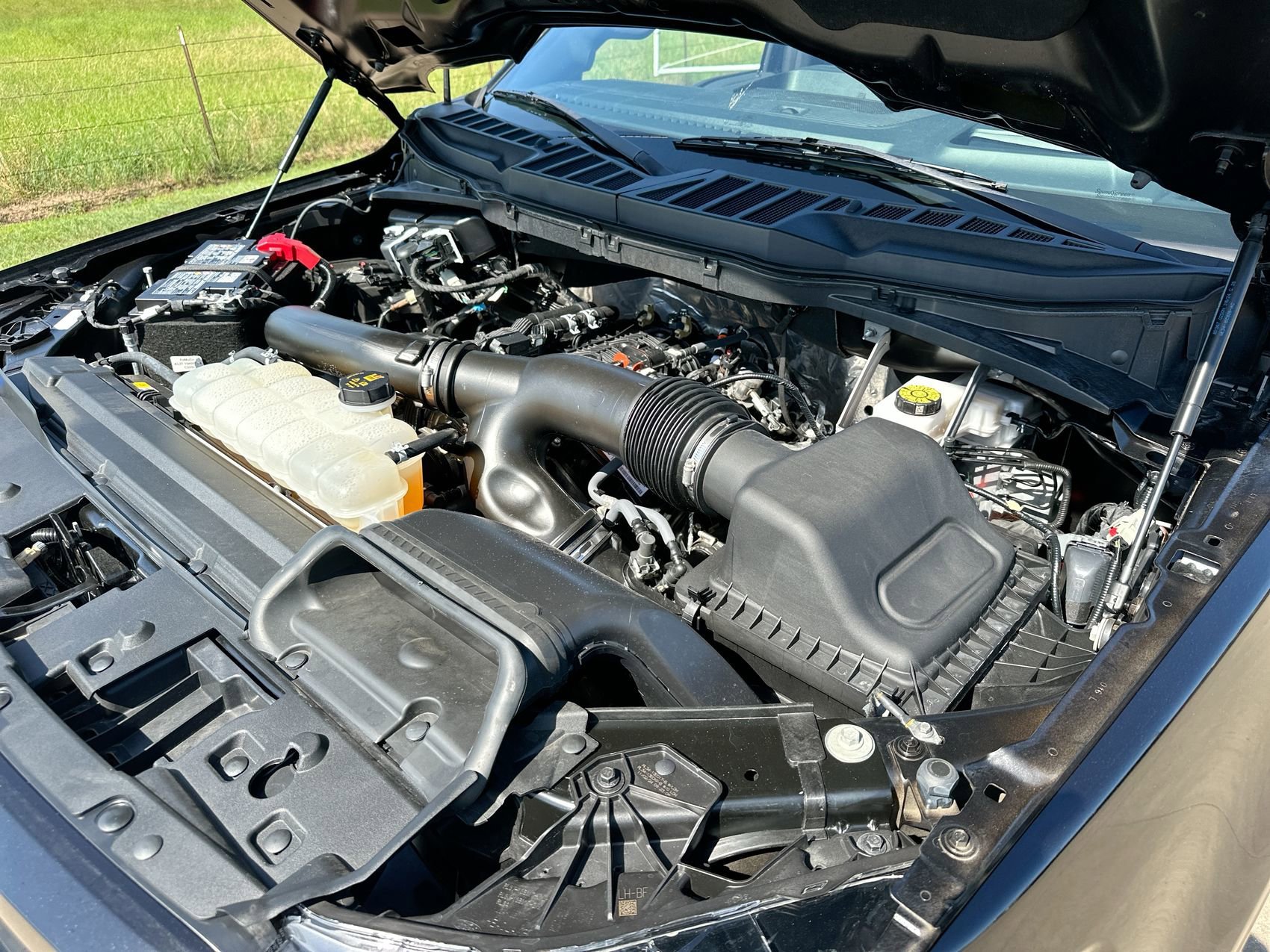Used 2025 Black Metallic Ford LARIAT image 28