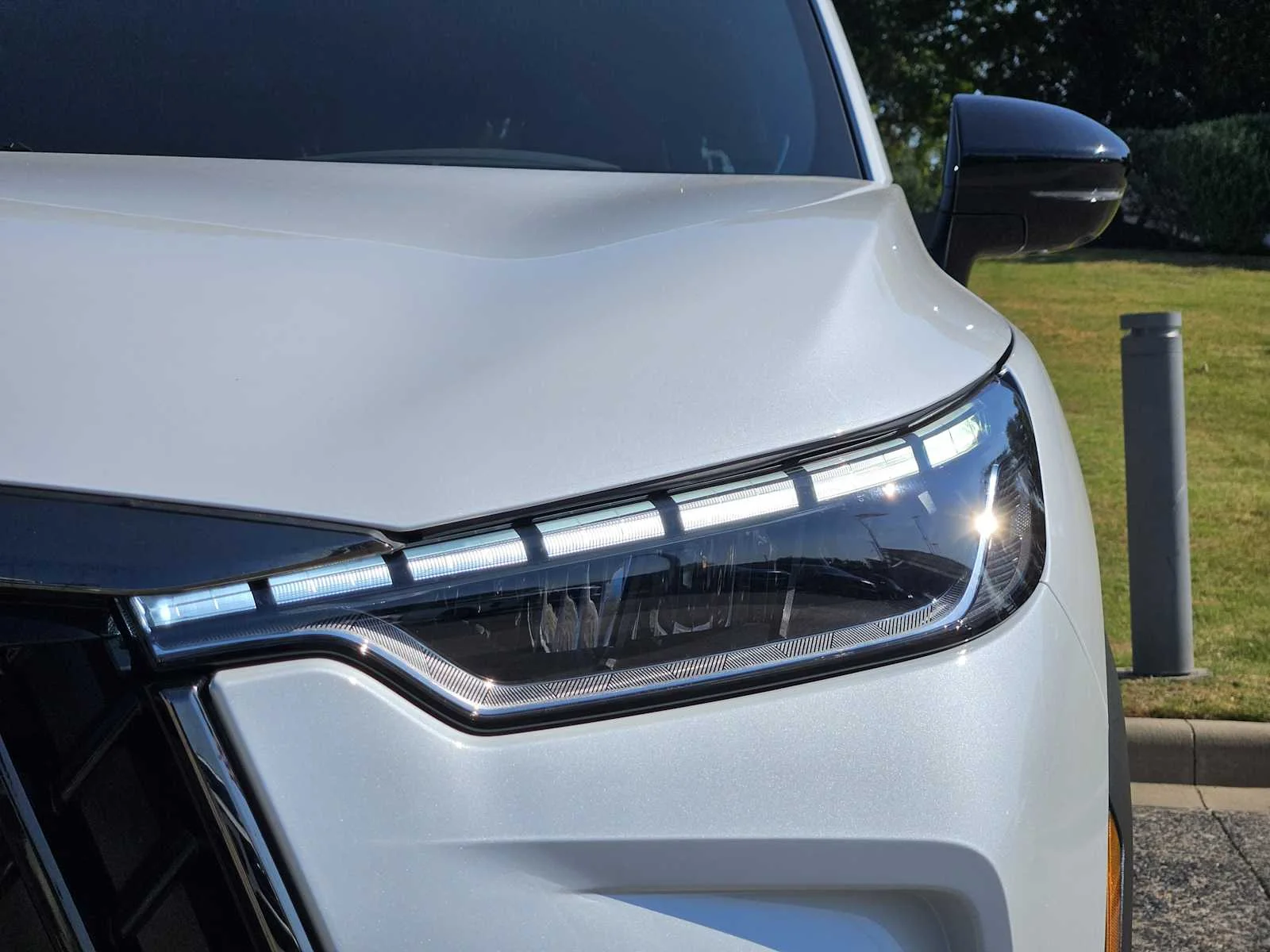 New 2027 RADIANT WHITE INFINITI Sport AWD image 6