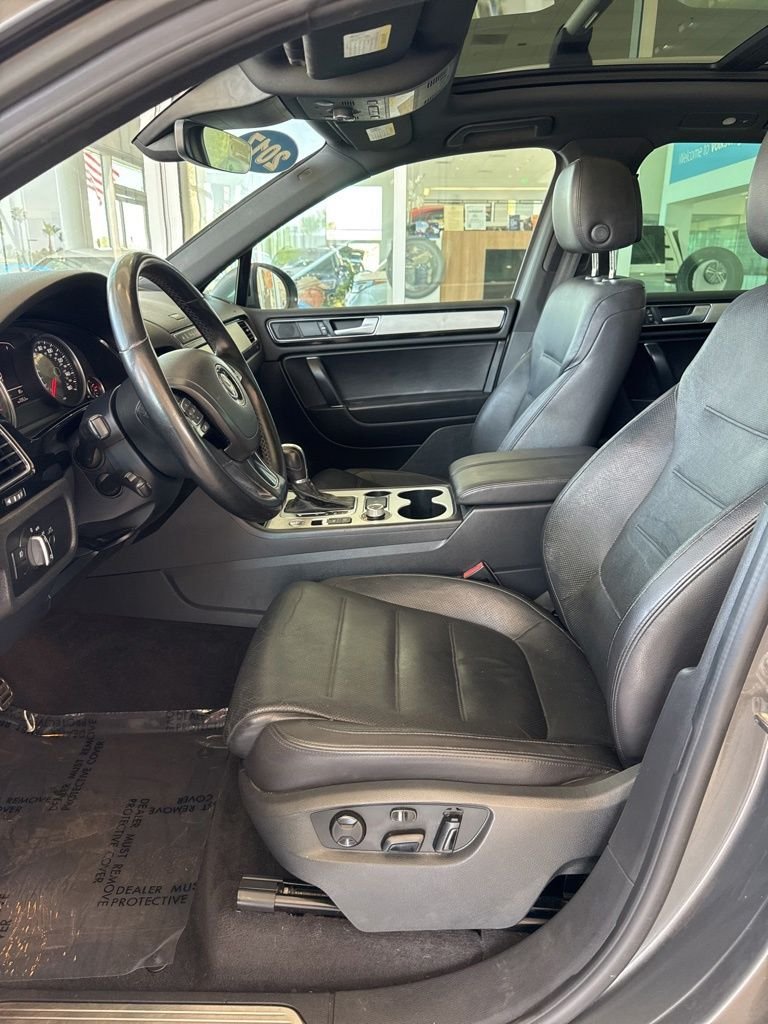 Used 2017 Gray Volkswagen V6 image 10