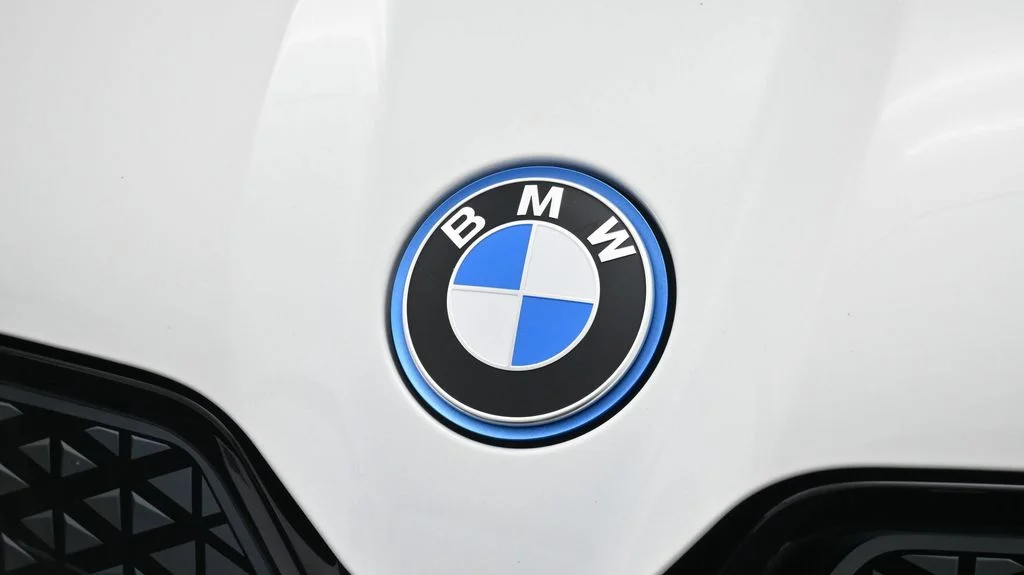 Used 2024 White BMW xDrive50 image 19