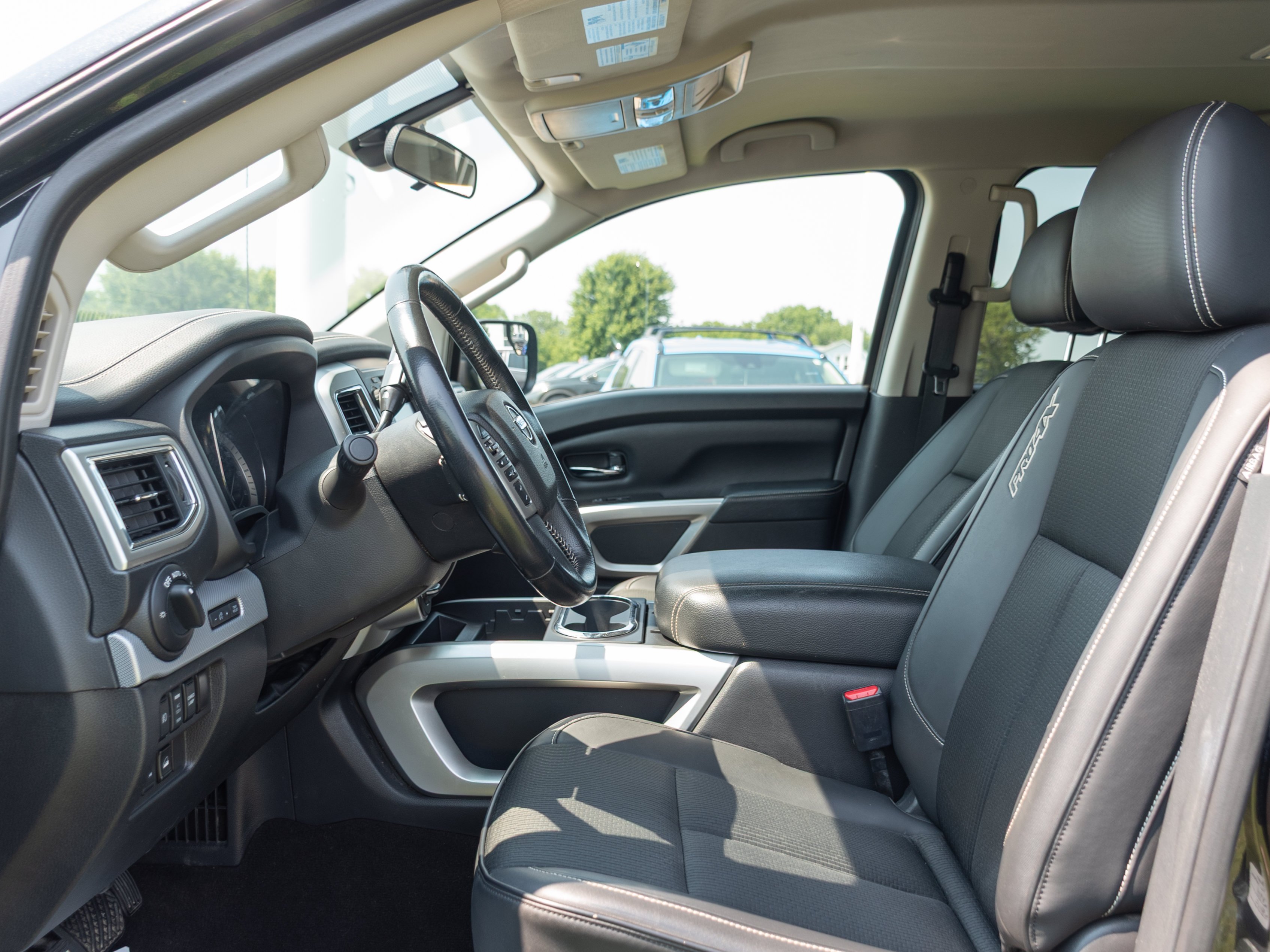 2019 Nissan Titan PRO-4X - Photo 8
