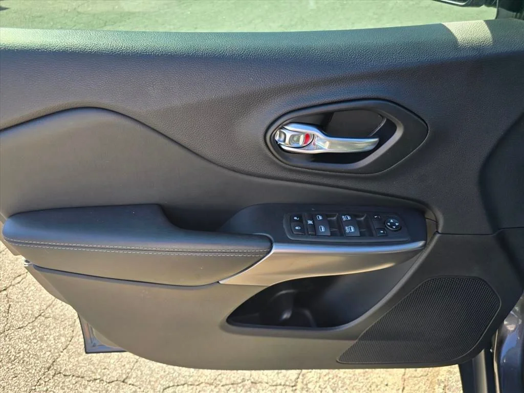 Used 2022 Gray Jeep Latitude Lux image 8
