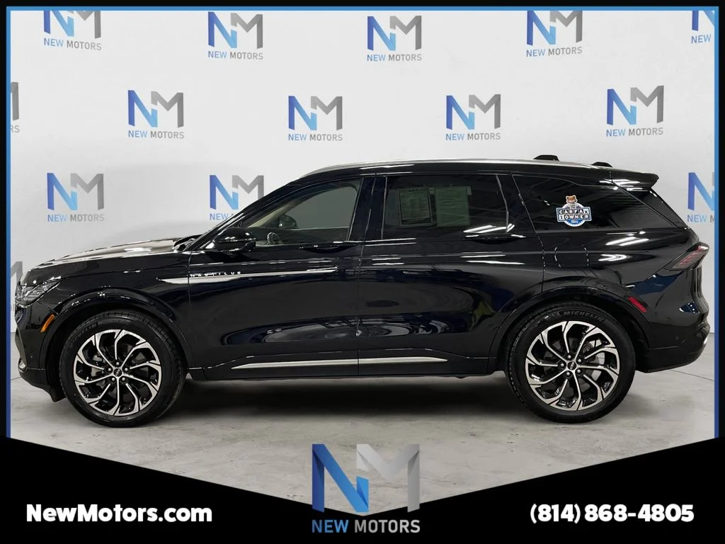 Used 2024 Black Metallic Lincoln Reserve image 2