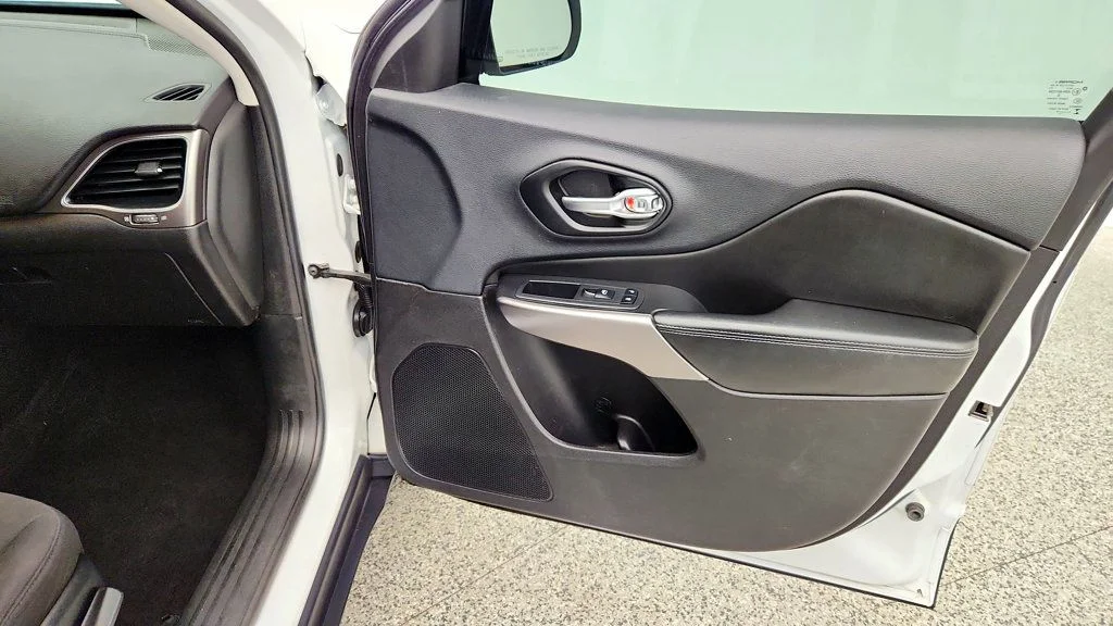 Used 2019 Bright White Clearcoat Jeep Latitude FWD image 25