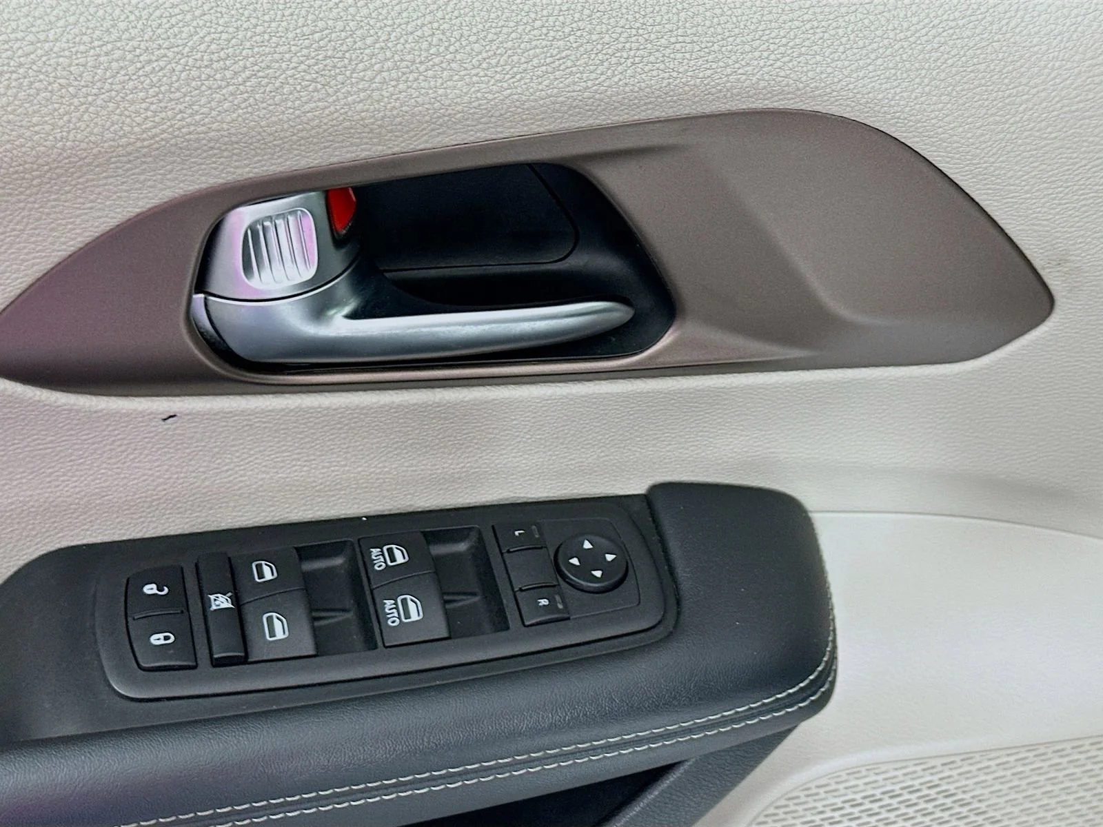 Used 2023 White Chrysler LX image 18