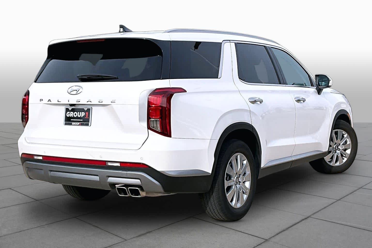 Used 2025 Hyper White Hyundai SEL image 12