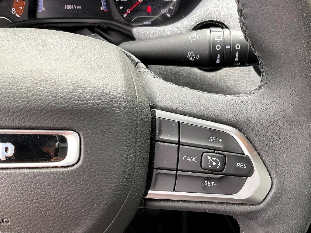 Used 2023 Granite Crystal Metallic Clearcoat Jeep Latitude Lux image 24