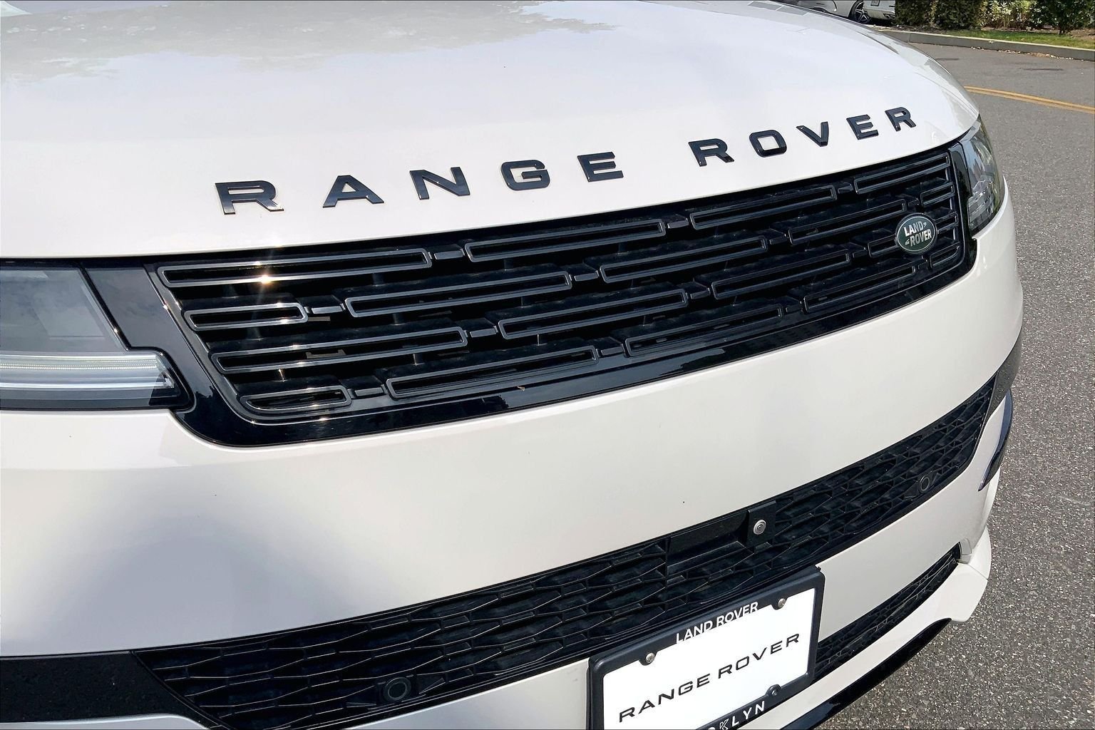 Used 2023 Borasco Gray Metallic Land Rover SE Dynamic image 6