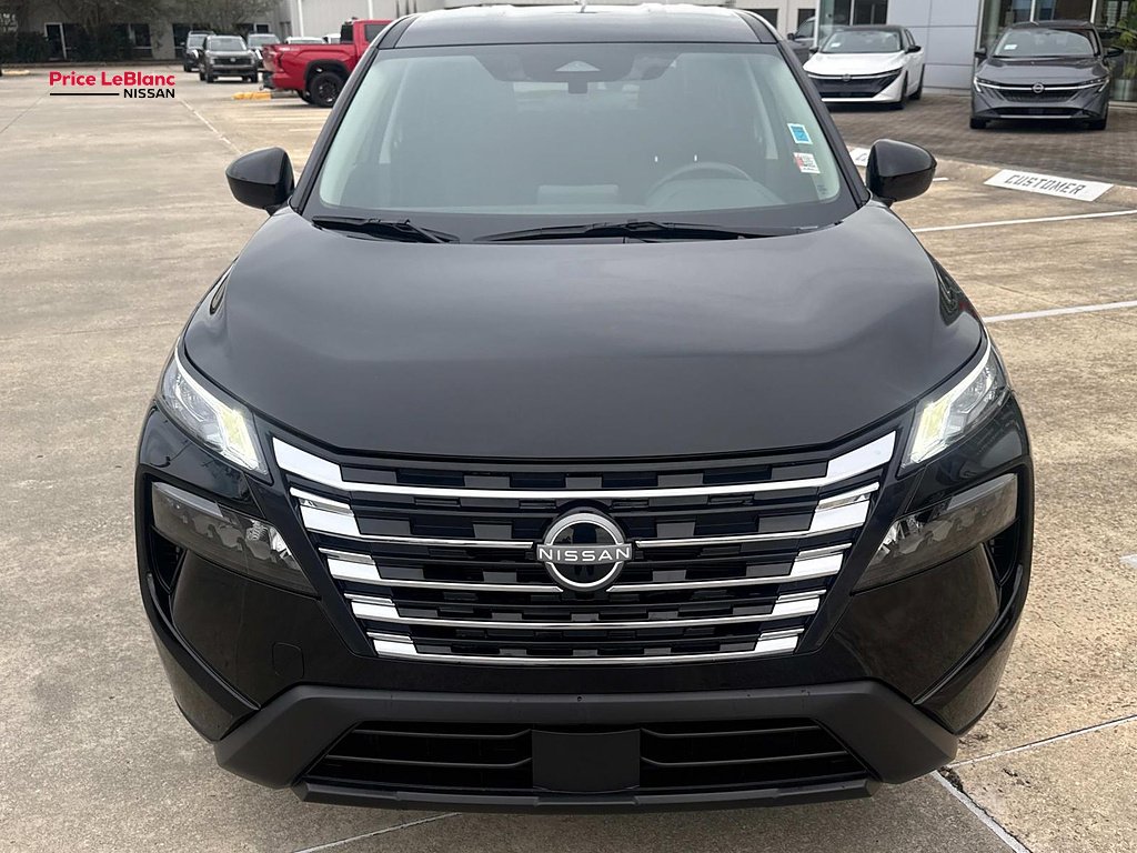 Certified Used 2025  Nissan SV image 2
