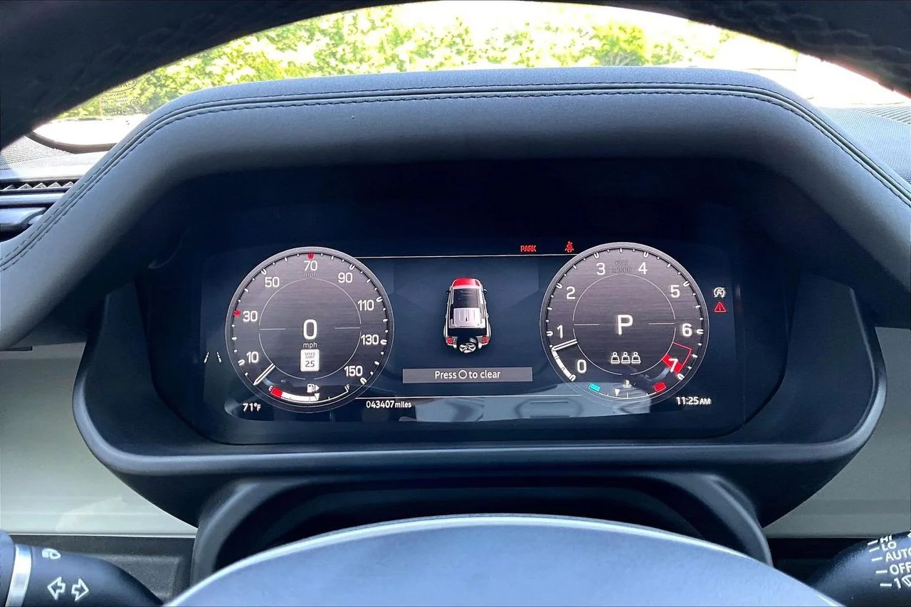 Used 2024  Land Rover S image 10