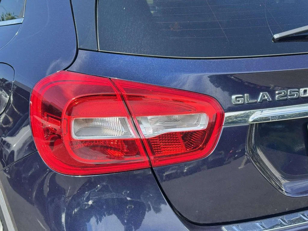 Used 2018 Cavansite Blue Metallic Mercedes-Benz 4MATIC® image 12