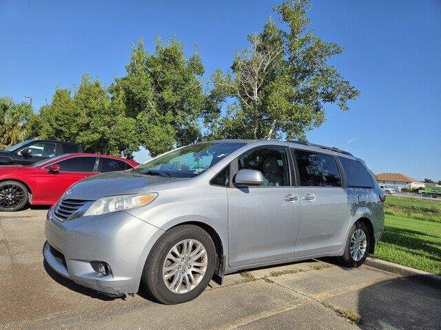 Used 2015 Silver Sky Metallic Toyota XLE Premium 8-Passenger image 1
