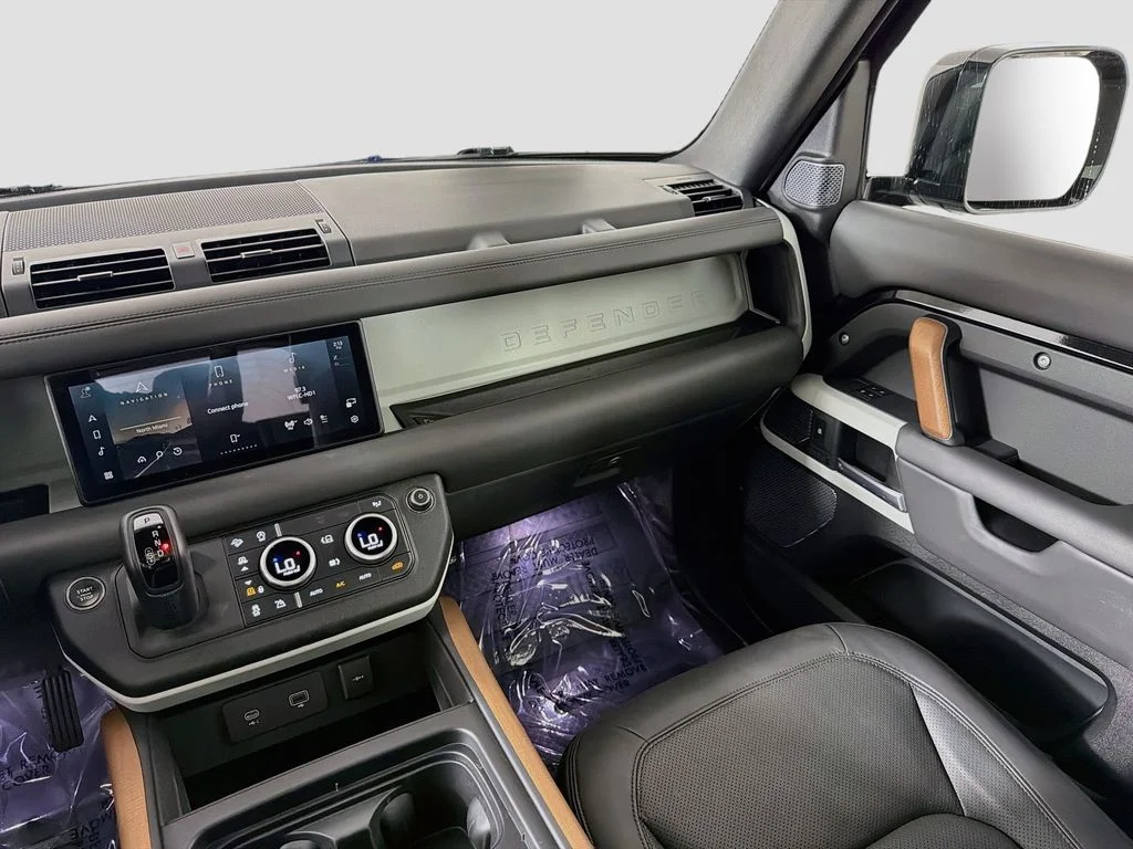 Used 2023 Santorini Black Metallic Land Rover SE image 25